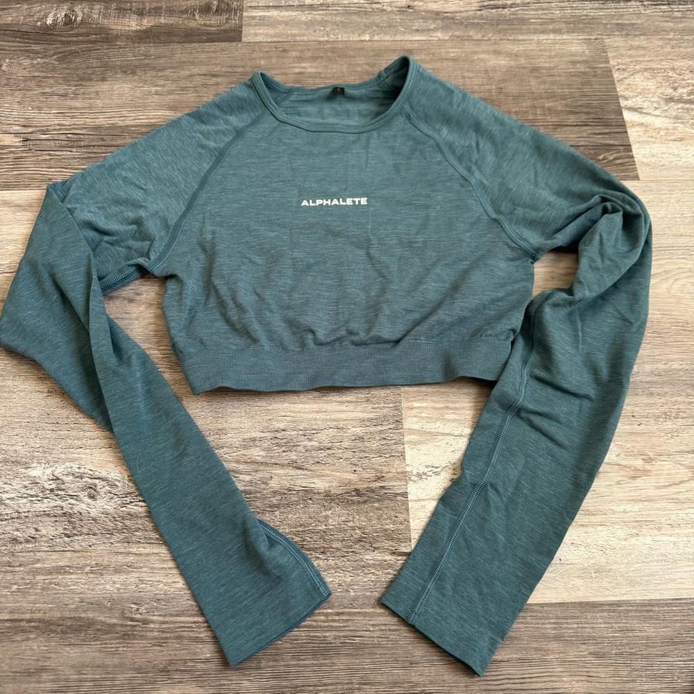 Alphalete amplify long sleeve crop top